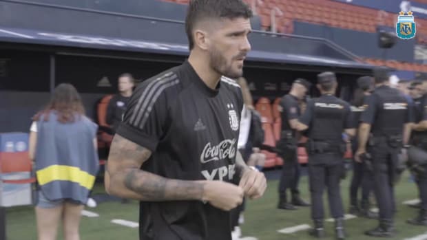 De Paul and 'Papu' Gómez at El Sadar stadium before Estonia game